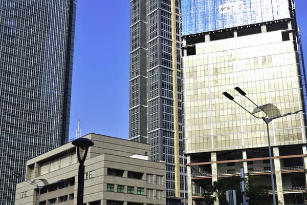 JAKARTA, INDONESIA, 8 DE JUNIO DE 2019: edificios modernos de oficinas de vidrio y acero vista de rascacielos de bajo ángulo en Yakarta, Indonesia — Foto de Stock