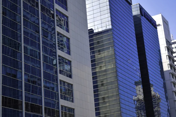 ДЖАКАРТА, ИНДОНЕЗИЯ, 8 ИЮНЯ 2019 года: современные офисные здания из стекла и стали с низкоугольным видом на небоскреб в Джакарте, Индонезия — стоковое фото