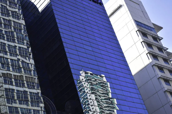 JAKARTA, INDONESIA, 8 DE JUNIO DE 2019: edificios modernos de oficinas de vidrio y acero vista de rascacielos de bajo ángulo en Yakarta, Indonesia — Foto de Stock