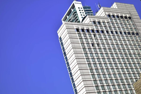 JAKARTA, INDONESIA, 8 DE JUNIO DE 2019: edificios modernos de oficinas de vidrio y acero vista de rascacielos de bajo ángulo en Yakarta, Indonesia — Foto de Stock