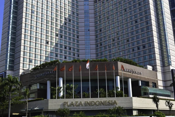 JAKARTA, INDONESIA, 8 GIUGNO 2019: moderni edifici per uffici in vetro e acciaio vista grattacielo ad angolo basso a Jakarta, Indonesia — Foto Stock