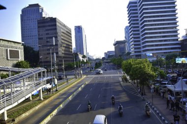 Jakarta, Endonezya, 8 Haziran 2019: modern cam ve çelik ofis binaları Jakarta, Endonezya düşük açılı gökdelen görünümü