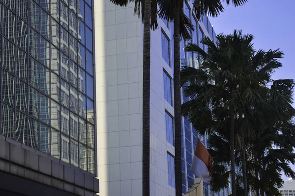 JAKARTA, INDONESIA, 8 GIUGNO 2019: moderni edifici per uffici in vetro e acciaio vista grattacielo ad angolo basso a Jakarta, Indonesia — Foto Stock