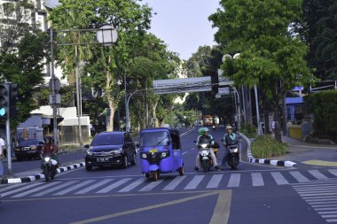 Jakarta, Endonezya, Haziran 8 2019: daha fazla kişi Jakarta ağır trafikte her gün yaşam motosiklet kullanırken kırmızı bir ışık gösterdiğinde motosiklet ve araba ışık sinyali için beklemek