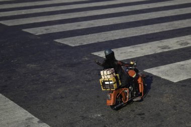 Jakarta, Endonezya, Haziran 8 2019: oyuncaklar insanlar karayolu üzerinde motosiklet sürme