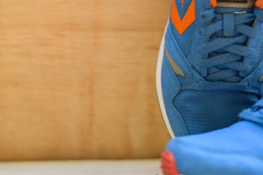 Ahşap arka planda izole bir spor ayakkabıları kapatın. Metin tasarımınızı koyun