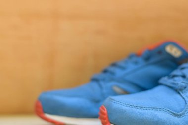 Ahşap arka planda izole bir spor ayakkabıları kapatın. Metin tasarımınızı koyun