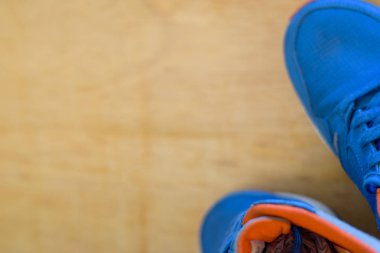 Ahşap arka planda izole bir spor ayakkabıları kapatın. Metin tasarımınızı koyun