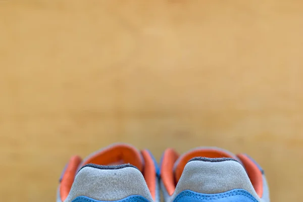 Närbild en sneakers isolerad på trä bakgrund. Sätt din text design — Stockfoto