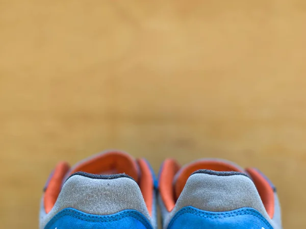 Närbild en sneakers isolerad på trä bakgrund. Sätt din text design — Stockfoto