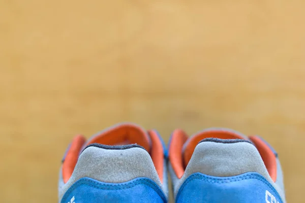 Närbild en sneakers isolerad på trä bakgrund. Sätt din text design — Stockfoto