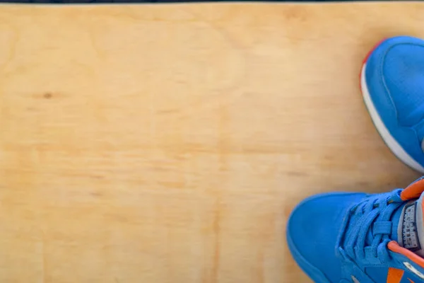 Närbild en sneakers isolerad på trä bakgrund. Sätt din text design — Stockfoto