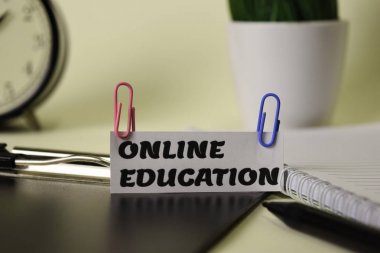 Online eğitim kağıt üzerinde izole masa. İş ve ilham konsepti