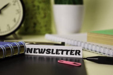 Gazete üzerinde kağıt üzerinde izole masa. İş ve ilham konsepti