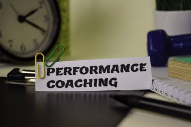 Performans koçluk kağıt üzerinde izole masası. İş ve ilham konsepti