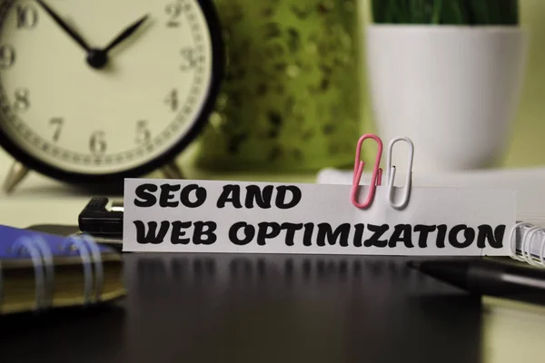 Seo y optimización web en el papel aislado en su escritorio. Concepto de negocio e inspiración — Foto de Stock