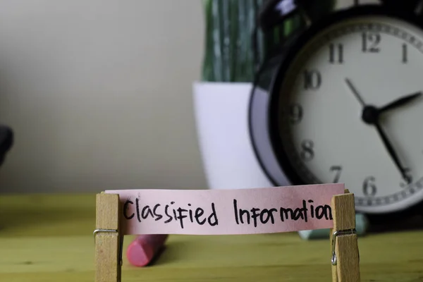 Класифікована інформація. Почерк на липких нотах в одязі на дерев'яному офісному столі — стокове фото