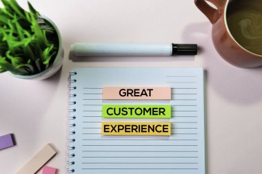 Ofis masası konsepti ile yapışkan notlar üzerinde Büyük Müşteri Deneyimi metin