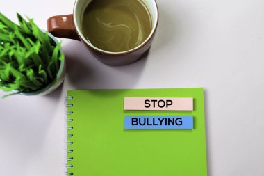 Ofis masası konseptiyle yapışkan notlarda zorbalığı durdurma