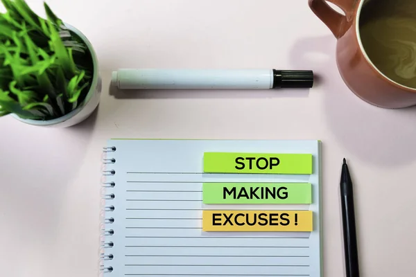 Σταματήστε να κάνετε δικαιολογίες! κείμενο σε αυτοκόλλητες σημειώσεις με την έννοια του Office Desk — Φωτογραφία Αρχείου