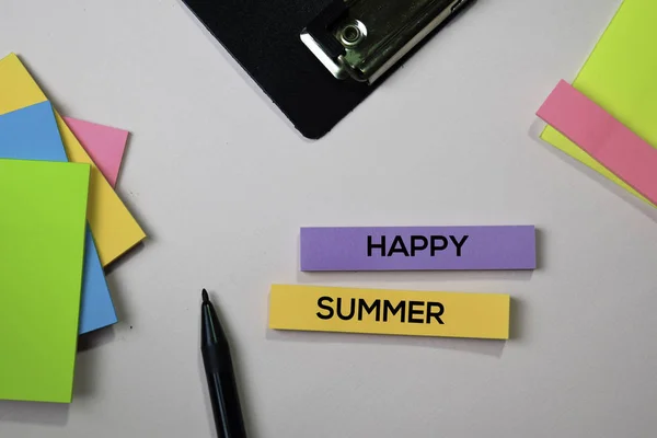 Fröhlicher Sommertext auf klebrigen Zetteln mit Bürotisch-Konzept — Stockfoto