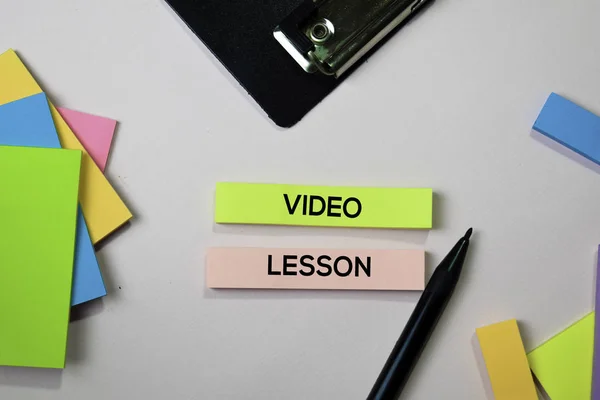 Video Lesson szöveget cetlik az irodai íróasztal koncepció — Stock Fotó