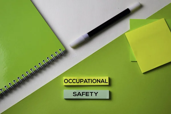 Seguridad ocupacional texto en la vista superior mesa de escritorio de oficina de Negocios lugar de trabajo y objetos de negocios . — Foto de Stock