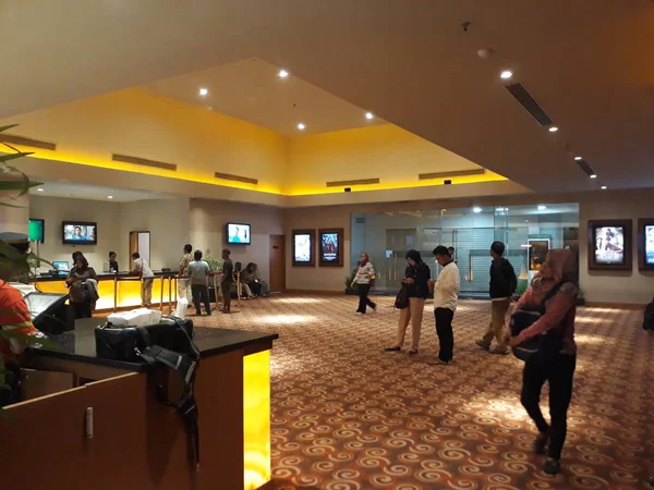 BEKASI, JAVA OUEST, INDONÉSIE. 15 JUIN 2019 : Ne pas reconnaître les gens. XXI cinéma dans un centre commercial. 21 Cinemas est la deuxième chaîne de cinéma en Indonésie . — Photo