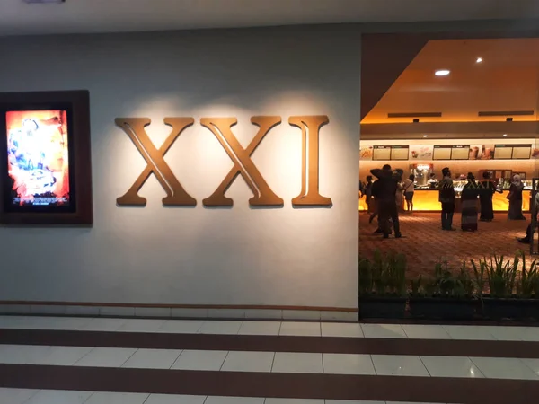 Bekasi, West-Java, Indonesië. 15 juni 2019: mensen niet herkennen. XXI Cinema in een winkelcentrum. 21 bioscopen is de tweede grootste bioscoop keten in Indonesië. — Stockfoto