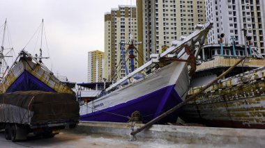 Jakarta, Endonezya, 18 Haziran 2019 : İhracat ve ithalat iş ve lojistik konteyner gemileri. Vinçle limana kargo teslimatı. Sunda Kelapa limanında