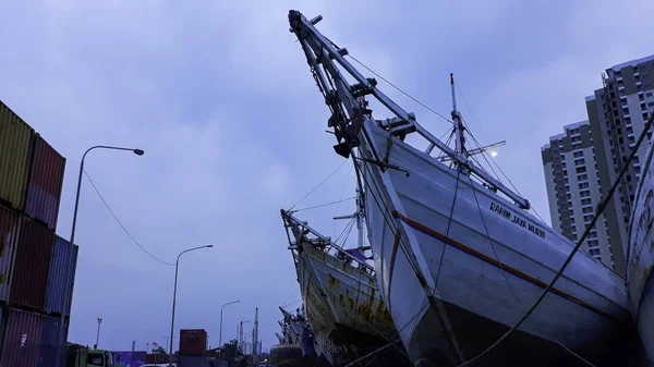 JAKARTA, INDONÉSIE, 18 JUIN 2019 : Navires porte-conteneurs dans les secteurs de l'exportation et de l'importation et de la logistique. Livraison du fret au port avec une grue. Au port de Sunda Kelapa — Photo