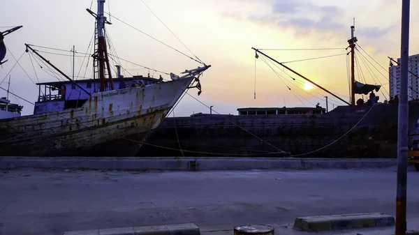 Jakarta, Endonezya, 18 Haziran 2019 : İhracat ve ithalat iş ve lojistik konteyner gemileri. Vinçle limana kargo teslimatı. Sunda Kelapa limanında — Stok fotoğraf