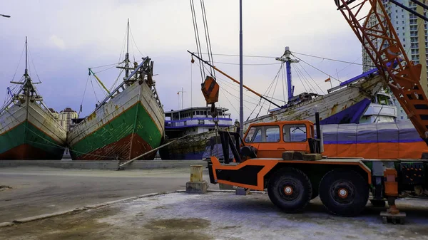 JAKARTA, INDONÉSIE, 18 JUIN 2019 : Navires porte-conteneurs dans les secteurs de l'exportation et de l'importation et de la logistique. Livraison du fret au port avec une grue. Au port de Sunda Kelapa — Photo
