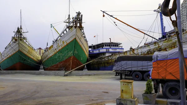 Jakarta, indonesien, 18. juni 2019: containerschiffe im export- und importgeschäft und logistik. Lieferung der Fracht in den Hafen mit einem Kran. im Hafen von sunda kelapa — Stockfoto