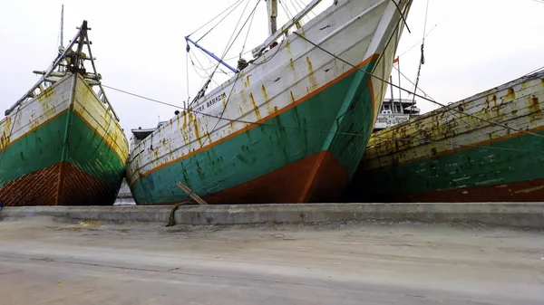 JAKARTA, INDONÉSIE, 18 JUIN 2019 : Navires porte-conteneurs dans les secteurs de l'exportation et de l'importation et de la logistique. Livraison du fret au port avec une grue. Au port de Sunda Kelapa — Photo