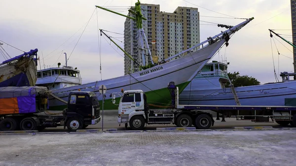 Jakarta, Indonesië, 18 2019 juni: container schepen in de export en import business en logistiek. Levering van vracht aan de haven met een kraan. In de haven van Sunda Kelapa — Stockfoto