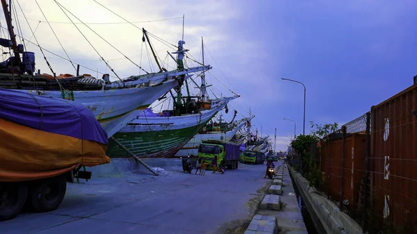 Jakarta, indonesien, 18. juni 2019: containerschiffe im export- und importgeschäft und logistik. Lieferung der Fracht in den Hafen mit einem Kran. im Hafen von sunda kelapa — Stockfoto