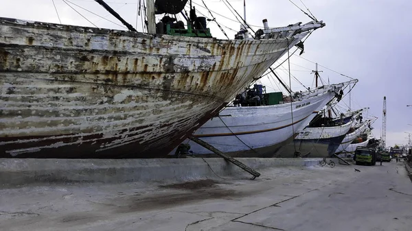 Jakarta, indonesien, 18. juni 2019: containerschiffe im export- und importgeschäft und logistik. Lieferung der Fracht in den Hafen mit einem Kran. im Hafen von sunda kelapa — Stockfoto