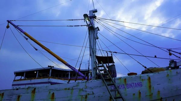 Jakarta, Indonesië, 18 2019 juni: container schepen in de export en import business en logistiek. Levering van vracht aan de haven met een kraan. In de haven van Sunda Kelapa — Stockfoto