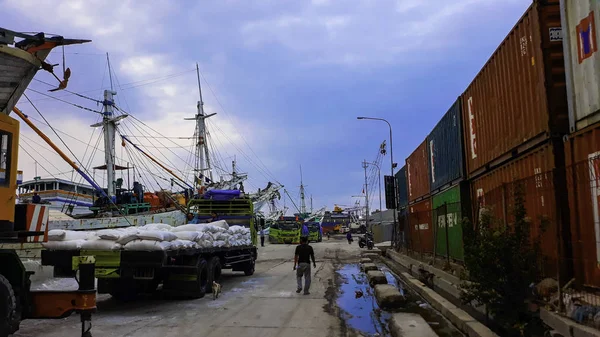 JAKARTA, INDONESIA, JUNE 18 2019: Контейнерные суда в экспортном и импортном бизнесе и логистике. Доставка груза в порт с краном. В порту Сунда Келапа — стоковое фото