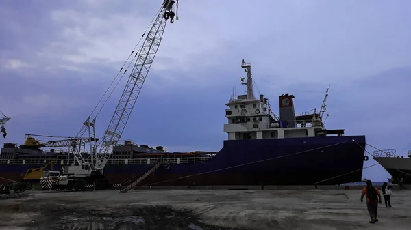JAKARTA, INDONESIA, JUNE 18 2019: Kapal kontainer dalam bisnis dan logistik ekspor dan impor. Pengiriman kargo ke pelabuhan dengan derek. Di pelabuhan Sunda Kelapa — Stok Foto