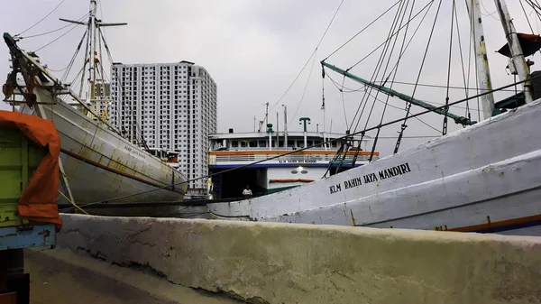 Jakarta, indonesien, 18. juni 2019: containerschiffe im export- und importgeschäft und logistik. Lieferung der Fracht in den Hafen mit einem Kran. im Hafen von sunda kelapa — Stockfoto