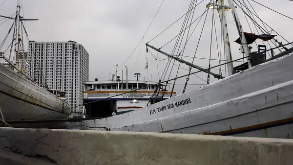 JAKARTA, INDONÉSIE, 18 JUIN 2019 : Navires porte-conteneurs dans les secteurs de l'exportation et de l'importation et de la logistique. Livraison du fret au port avec une grue. Au port de Sunda Kelapa — Photo