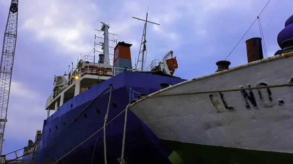 Jakarta, Indonesië, 18 2019 juni: container schepen in de export en import business en logistiek. Levering van vracht aan de haven met een kraan. In de haven van Sunda Kelapa — Stockfoto