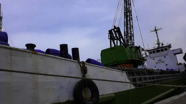 Jakarta, Indonesië, 18 2019 juni: container schepen in de export en import business en logistiek. Levering van vracht aan de haven met een kraan. In de haven van Sunda Kelapa — Stockfoto