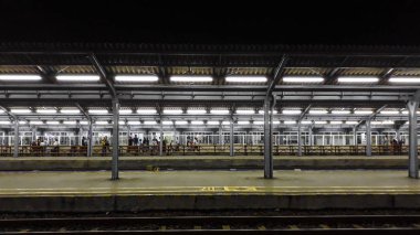 Jakarta, Endonezya, 18 Haziran 2019 : Jakarta şehir tren istasyonunda gece yolcu platformu. Gece tren istasyonu
