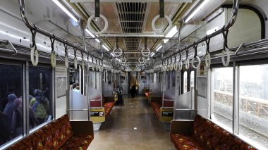 Jakarta, Endonezya, 18 Haziran 2019 : Jakarta Kota İstasyonu'nda banliyö treninin içindeki yolcular.