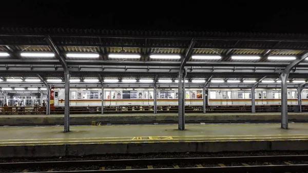 JAKARTA, INDONESIA, 18 GIUGNO 2019: Piattaforma passeggeri di notte alla stazione ferroviaria di Jakarta. Stazione ferroviaria di notte — Foto Stock