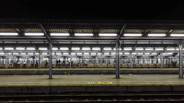 Jakarta, Indonesië, juni 18 2019: passagiers platform 's nachts in het Jakarta City treinstation. Treinstation 's nachts — Stockfoto