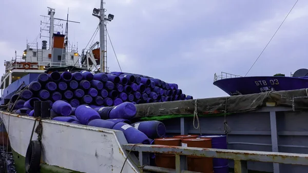 Jakarta, Indonesië, 18 2019 juni: container schepen in de export en import business en logistiek. Levering van vracht aan de haven met een kraan. In de haven van Sunda Kelapa — Stockfoto